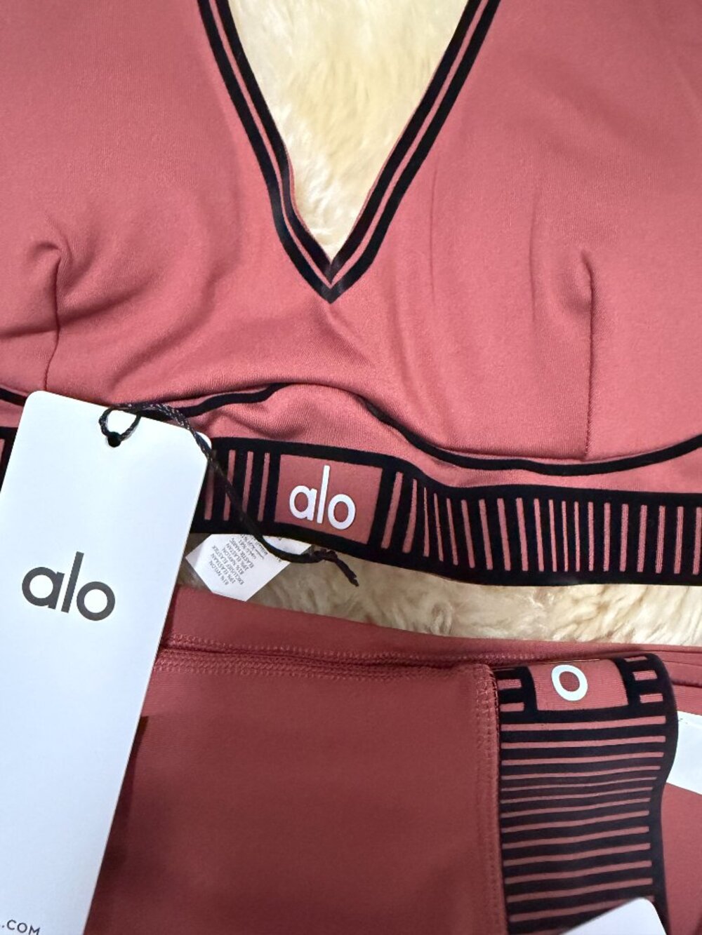 NWT Alo Yoga Airlift Line Up Bra & 7/8 Legging Set Black S 🎒✨ BTS - Picture 3 of 6